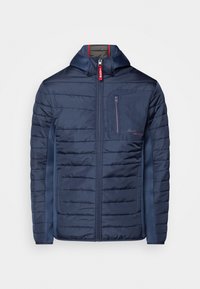 Marineblauwe geïsoleerde jas met een rits aan de voorkant, een capuchon en een borstzak. Heeft een gequiltde textuur en een rode accent op de rits.