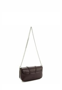 Borsa a spalla in pelle marrone con tracolla a catena, forma rettangolare, dettagli cuciti sul davanti e superficie liscia.