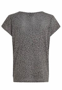 Top de estampado de leopardo gris con mangas cortas, escote redondo y un corte holgado. La tela texturizada presenta pequeñas manchas negras sobre un fondo más claro.