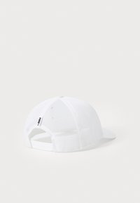 Hvit caps med nettingbak, buet skjerm og justerbar snap-lukking. Har en logomerking på siden for merkevarebygging.
