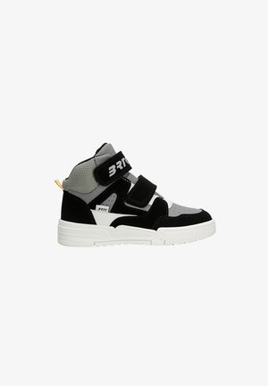 Hoge sneakers in zwart en grijs met een witte zool, voorzien van een mesh paneel, suede textuur en dubbele klittenbandsluiting.