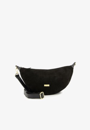 Czarna torebka zamszowa o zaokrąglonym kształcie, z skórzanym paskiem i złotymi akcentami metalowymi. Gładka textura z minimalnym zdobieniem.
