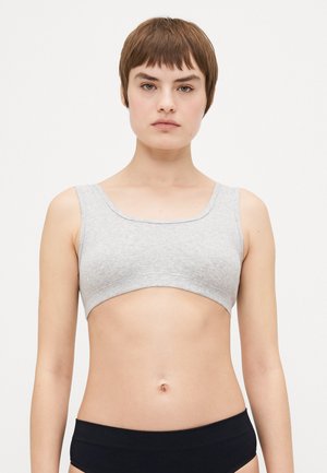Grå, ribbet, kort bralette med brede stropper og rund hals. Mykt stoff, sømløse kanter og en tett silhuett.