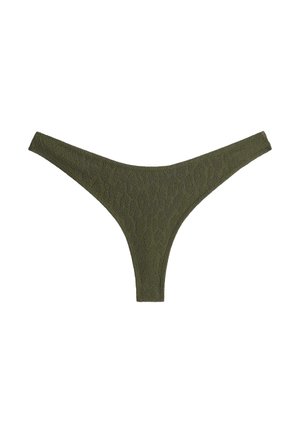 Olivgrüner, texturierter Damen-Bikini-Slip mit subtilen Animal-Print-Muster, niedriger Taille und schmalen Seiten auf weißem Hintergrund.