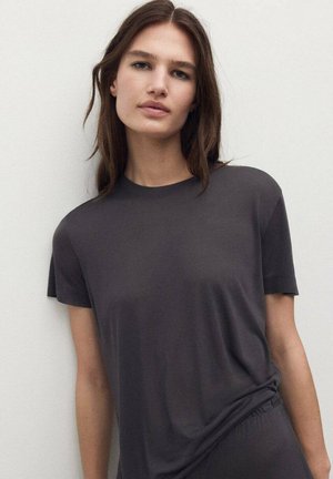 T-shirt court à manches courtes, gris foncé, fabriqué en tissu doux avec une coupe décontractée et un col rond. Texture lisse avec un minimum de détails.