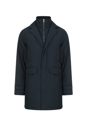 Granatowy wodoodporny płaszcz z kołnierzem typu stójka, zamkiem z przodu, dwoma kieszeniami z patkami oraz mankietami na guziki dla regulowanego dopasowania.