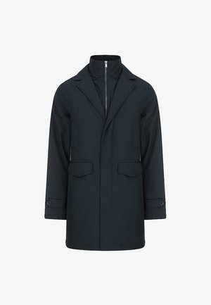 Granatowy wodoodporny płaszcz z kołnierzem typu stójka, zamkiem z przodu, dwoma kieszeniami z patkami oraz mankietami na guziki dla regulowanego dopasowania.