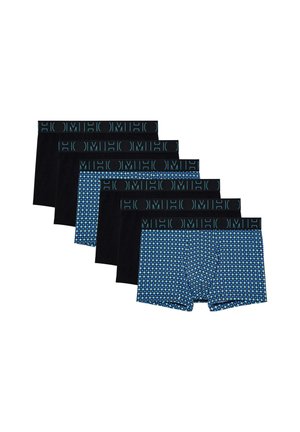 Seks par herreboxershorts: fire sorte og to blå med et cirkulært mønster. Alle har sorte elastiske linninger med logo tekst.