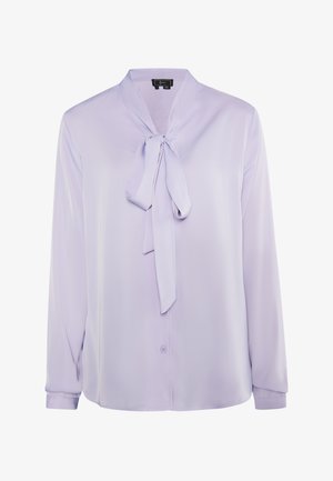 Fialová blůza z hladké tkaniny, s vázáním u výstřihu, dlouhými rukávy a zapínáním na knoflíky. Jednoduchý design bez vzorů nebo doplňků.