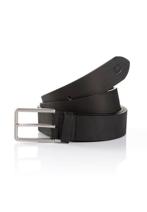 Ceinture en cuir noir avec une boucle en métal rectangulaire argentée, texture lisse et détails de couture sur les côtés. Ajustable avec des trous perforés.