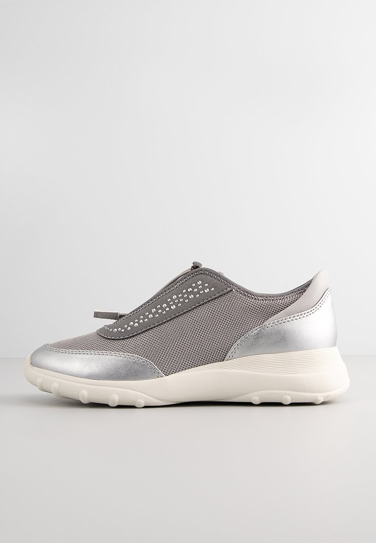 Graue Laufschuhe mit einem Mesh-Obermaterial, silbernen Metallic-Akzenten, dezenten Ziernägeln, einer runden Zehenpartie und einer gepolsterten Sohle.
