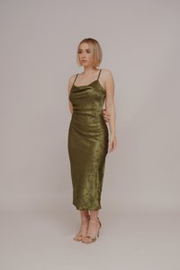 Satin midi-kjole i olivengrønn med tynne stropper, drapering i halsen og blomstermønster. Kombinert med gullfargede sandaletter med stropper.