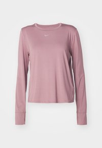 Langärmliges, staubrosa Nike-Sportoberteil mit Rundhalsausschnitt und kleinem weißem Nike-Logo in der Mitte der Brust.