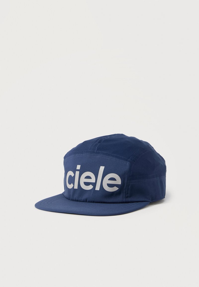 Casquette cinq panneaux bleu marine avec une visière plate, présentant le mot "ciele" imprimé en grandes lettres blanches sur le panneau avant.