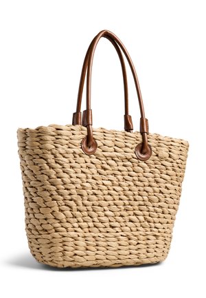 Τσάντα ώμου από υφαντό άχυρο με δύο καφέ δερμάτινες λαβές, ευρύχωρο ορθογώνιο σχήμα και υφή πλεγμένου μοτίβου.