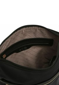 Borsa nera con chiusura a zip, caratterizzata da un'esterno liscio e un interno foderato beige con strisce diagonali e una piccola tasca.