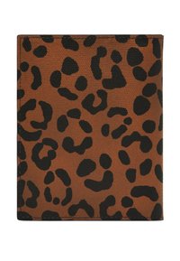 Portafoglio con stampa leopardata realizzato in pelle ecologica marrone testurizzata con macchie nere irregolari. Presenta un bordo cucito per una maggiore durata.