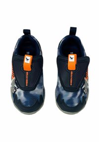 Sneakers per bambini blu navy con dettagli in rete e gomma, etichetta arancione per il pull, dettaglio di un dinosauro grigio e suola a forma di onda unica.