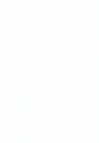 Jeune femme portant un casque VR et des vêtements décontractés, tenant des contrôleurs, debout dans un salon moderne et lumineux avec une grande fenêtre et un canapé.