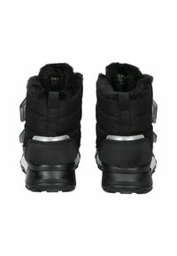 Botas negras hasta el tobillo hechas de material sintético, con forro esponjoso, parte superior texturizada y detalles reflectantes. Diseño fácil de poner con dos correas.