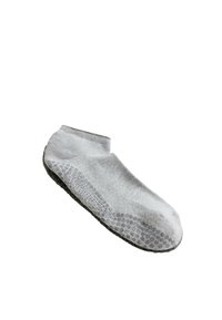 Chaussette cheville gris clair avec des points en caoutchouc antidérapants texturés sur la semelle pour l'adhérence, présentée sur fond blanc.