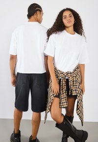 YOURTURN by Zalando - UNISEX BASIC BOXY CROPPED T SHIRT - Basic T-shirt - bright white Thumbnail Image 1