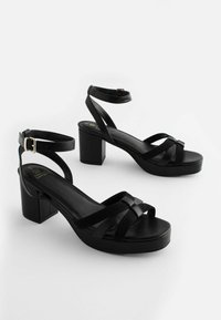 Next Sandali s platformo - black