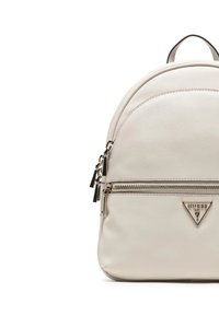 Zaino in ecopelle crema con forma arrotondata, dotato di tasca frontale con zip, hardware in tonalità argento e placca con logo triangolare.