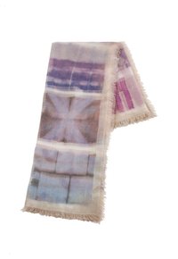 Sciarpa leggera in colori pastello, con un bordo morbido e frangiato. Il tessuto presenta un design astratto stampato con tonalità di viola e blu tenue.