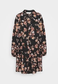 Czarna sukienka z długimi rękawami, kwiatowy wzór w pomarańczowym i białym kolorze, falbaniasty dół, związany kołnierzyk i miękka tekstura materiału.