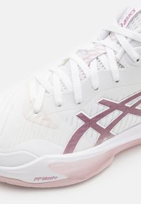 ASICS SKY ELITE FF MT 3 - Topánky na volejbal - white/watershed rose
