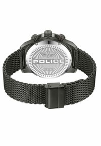 Hodinky s čiernym sieťovaným pásikom majú puzdro z nerezovej ocele, okrúhly strieborný ciferník s koncentrickými líniami a vygravírované logo 'POLICE'. Obsahujú tlačidlá chronografu.