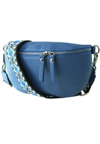 Blauwe leren tas met een ronde vorm, voorzien van een ritssluiting en een patroonriem in blauw, zwart en wit.