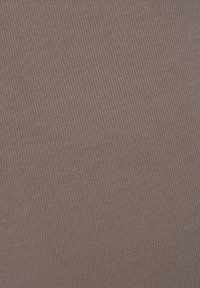 Paars ribstof met een gestructureerd oppervlak en verticale lijnen, geschikt voor kleding of accessoires. Het materiaal lijkt rekbaar en ademend te zijn.