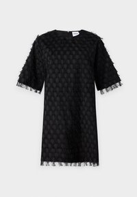 Robe noire avec un motif texturé à pois et des poignets à franges. Encolure ronde simple et manches courtes. Le tissu semble léger.