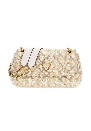Beige gewatteerde handtas met gouden pailletten, gouden kettingriem met witte leren details en een gouden driehoekig Guess-logo op de voorslag.