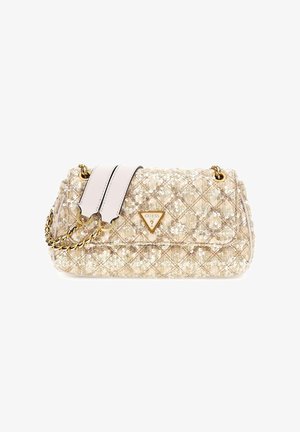 Beige gesteppte Handtasche mit goldenen Pailletten, goldener Kette mit weißem Lederdetail und einem goldenen dreieckigen Guess-Logo auf der vorderen Klappe.