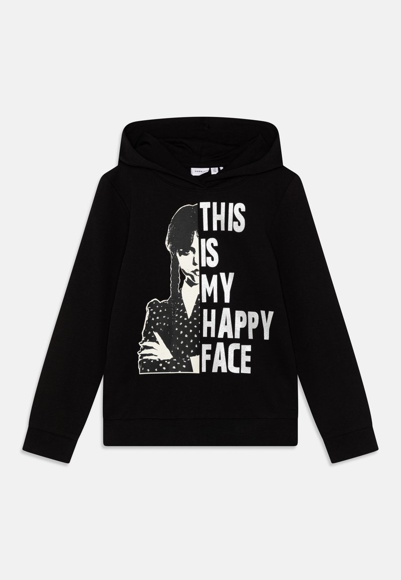 Svart hoodie med en stor grafik som har texten "DETTA ÄR MITT GLADA ANSIKTE" och en bild av en figur i en prickig topp. Mjukt tyg, sweatshirt-design.