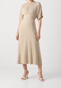 Beige midi šaty s kulatým výstřihem a krátkými ohrnutými rukávy, s nařasenými detaily na živůtku a hladkým povrchem.