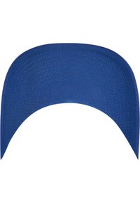 Căciulă de baseball albastră, cu o vizieră de textură netedă și formă curbată. Prezintă detalii de cusătură fină pe margini. Fără logo-uri vizibile.