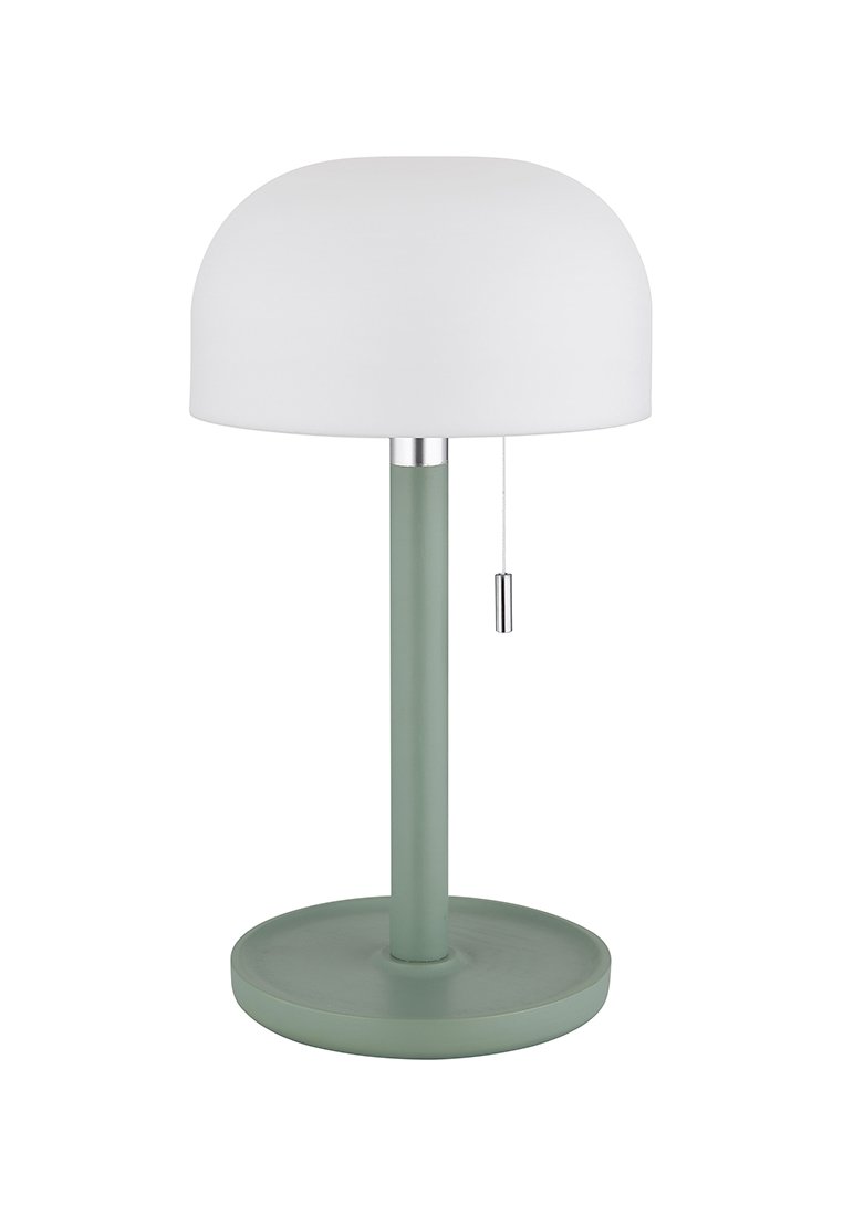 Lampada da tavolo con un paralume rotondo in vetro bianco opaco, una base e un stelo in metallo verde, e una catena di trazione per l'accensione. Design minimalista.