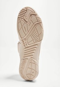 Talpă de sneaker bej, cu cauciuc texturat, zone de prindere cu model și branding embossat. Mărimea marcată ca 37 pe marginea exterioară.