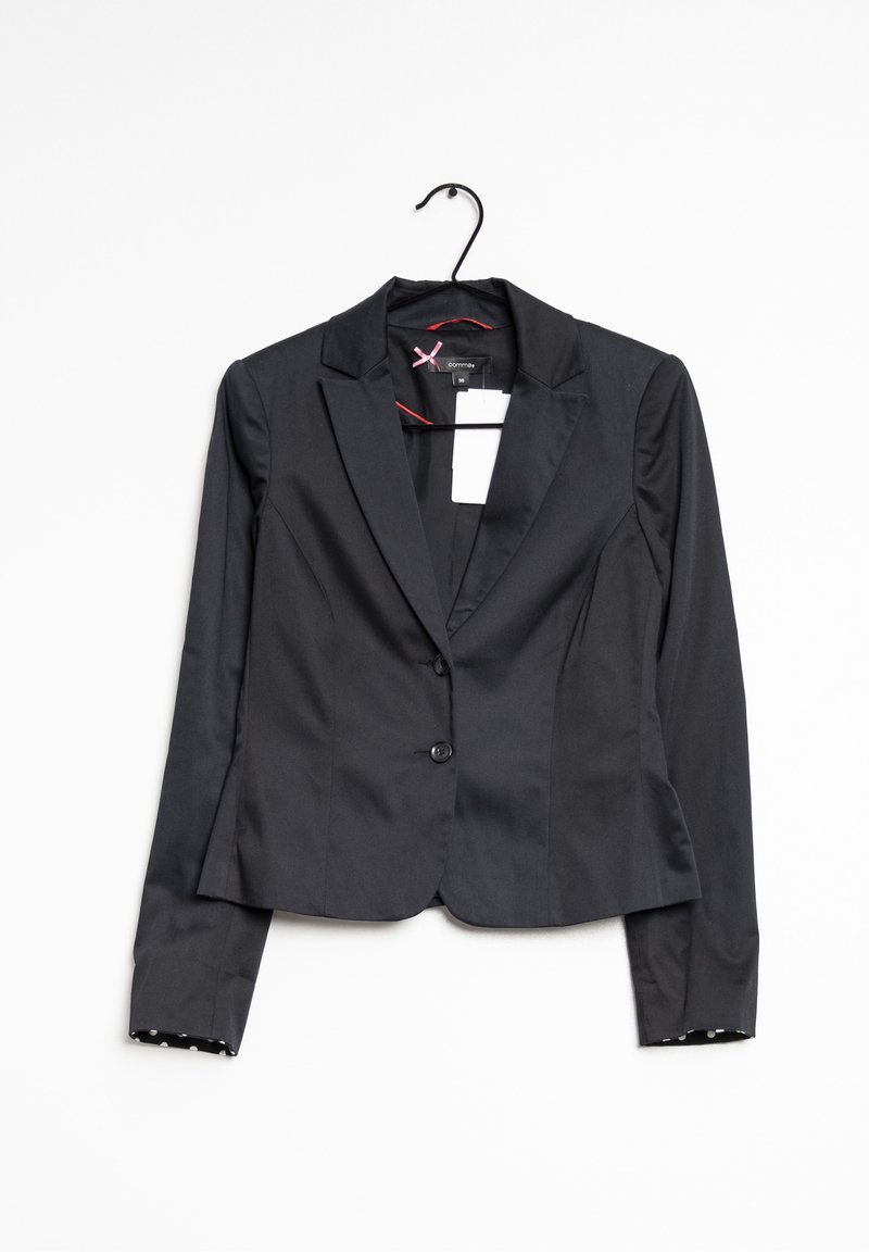 Zwarte blazer met getailleerde pasvorm, twee knopen, notch-revers en stippenvoering op de mouwen. Gladde, geweven stof. Hangt aan een zwarte haak.