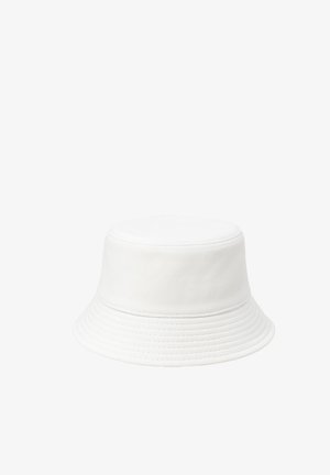 Cappello bucket in cotone bianco con bordino cucito e cima piatta, mostrato su uno sfondo bianco uniforme.