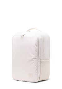 Sac à dos en tissu blanc, de forme rectangulaire, à la texture lisse, doté de deux fermetures éclair et d'une poche avant avec un accent en maille et un logo.