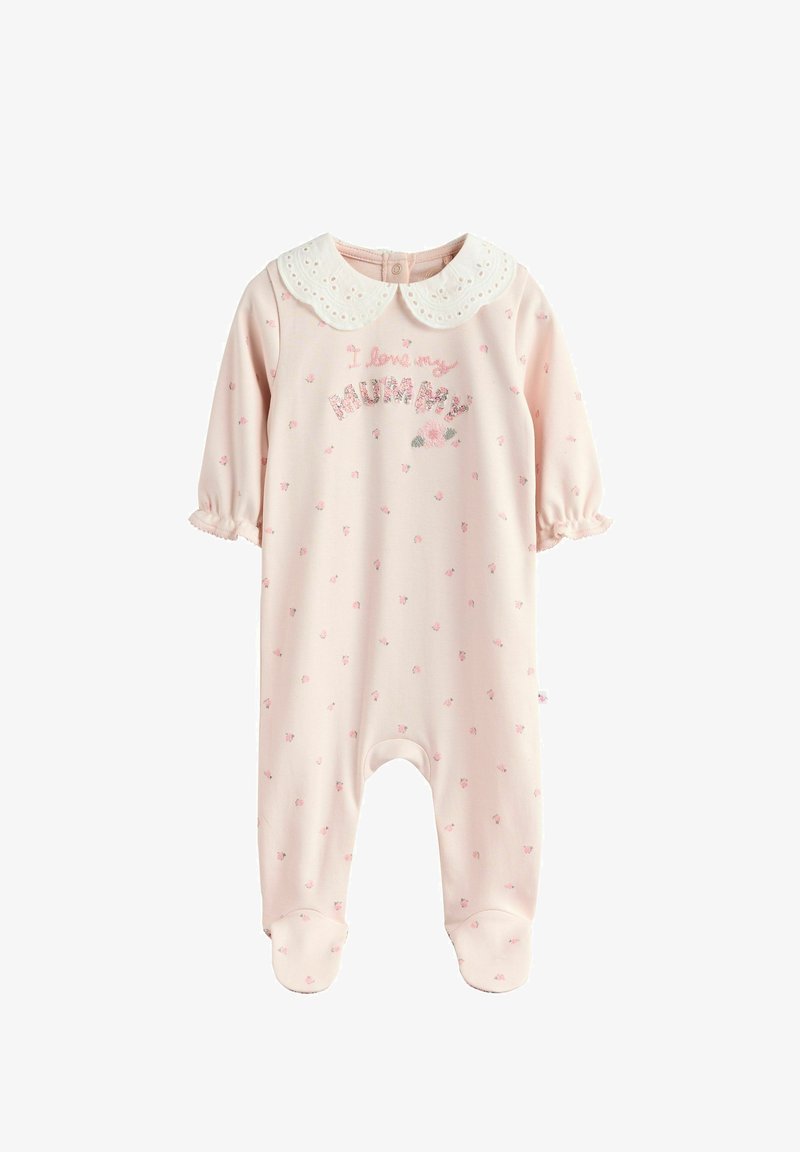 Une grenouillère en coton rose avec le texte brodé "J'aime ma MAMAN", un col blanc festonné, des manches courtes et un motif floral sur l'ensemble.