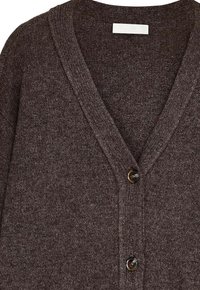 Cardigan in maglia marrone con design a V, caratterizzato da un tessuto testurizzato e tre chiusure con bottoni marroni sul davanti.