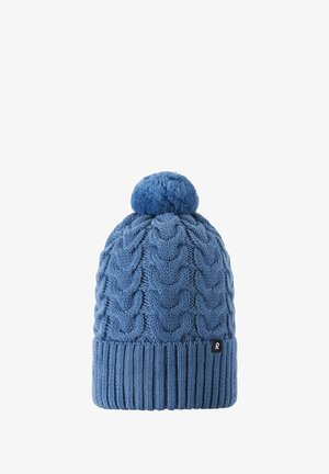 Niebieska dziana zimowa czapka z warkoczowym wzorem, ściągaczem na dole i dużym pomponem na górze. Mała czarna metka na ściągaczu.