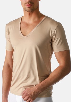 Beige T-Shirt mit kurzen Ärmeln und V-Ausschnitt aus weichem Stoff, mit einer figurschmeichelnden Passform und glatter Textur, minimalen Nähten und einem schlichten Schnitt.