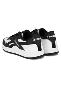 Czarno-białe sneakersy Reebok z gładką skórzaną cholewką, amortyzowaną podeszwą i teksturowanymi akcentami. Logo widoczne na pięcie.